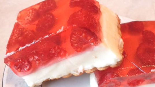 Jelly Cake with Berries