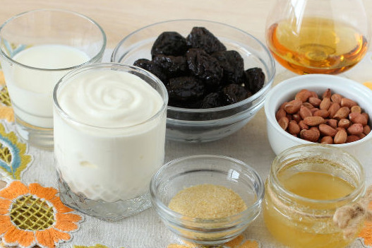 Sour Cream Jelly with Honey and Prunes step 1