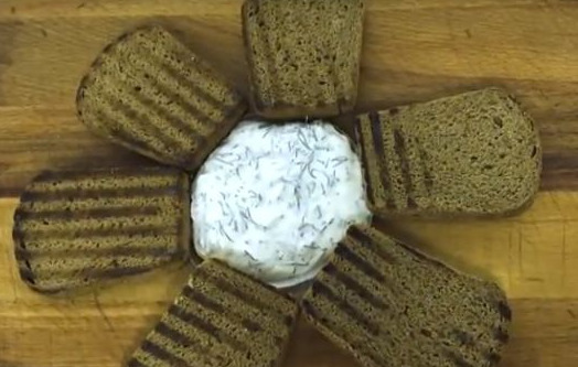 Croutons with Sour Cream and Garlic Sauce