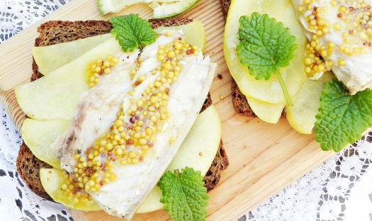 Toast with Apple and Mackerel