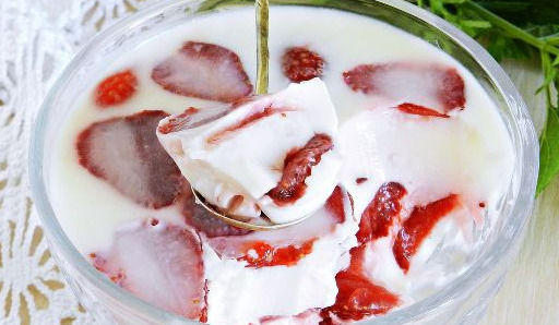 Creamy Jelly with Strawberries