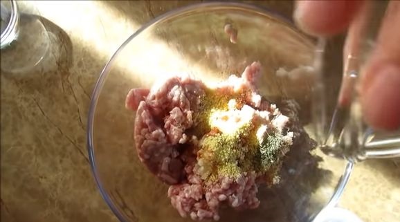 Meatballs Stewed with Potatoes and Peas step 1