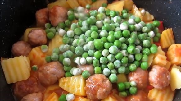 Meatballs Stewed with Potatoes and Peas step 6