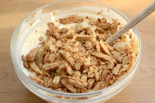 Sour Cream Jelly Cake with Strawberries and Cookies step 4