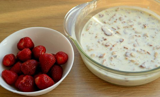 Sour Cream Jelly Cake with Strawberries and Cookies step 6