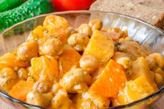 Stewed Potatoes with Mushrooms in Tomato-Sour Cream Sauce