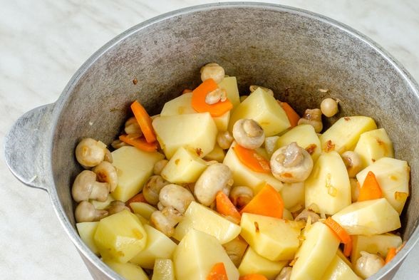 Stewed Potatoes with Mushrooms in Tomato-Sour Cream Sauce step 8