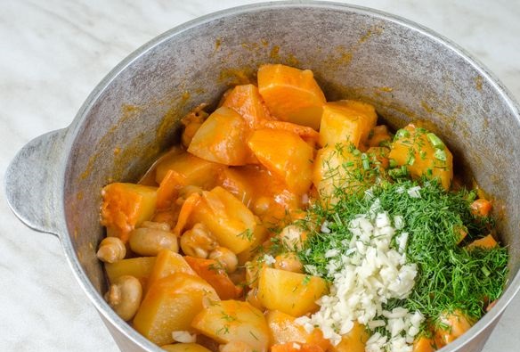 Stewed Potatoes with Mushrooms in Tomato-Sour Cream Sauce step 13