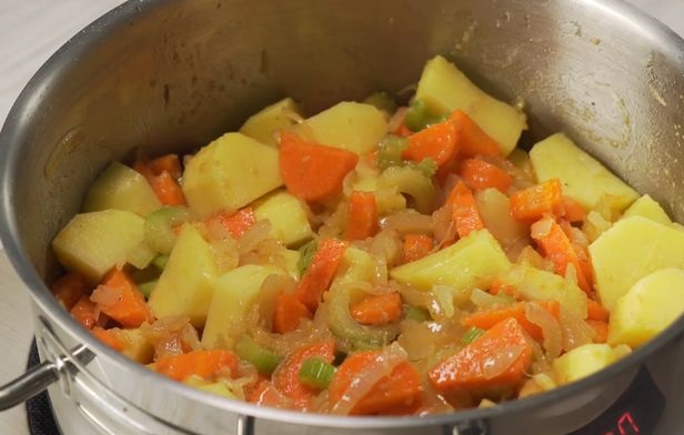 Chicken Stewed with Vegetables, Peas and Green Beans step 8