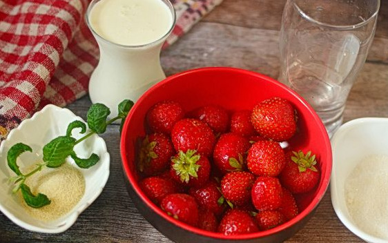 Strawberry Mousse step 1