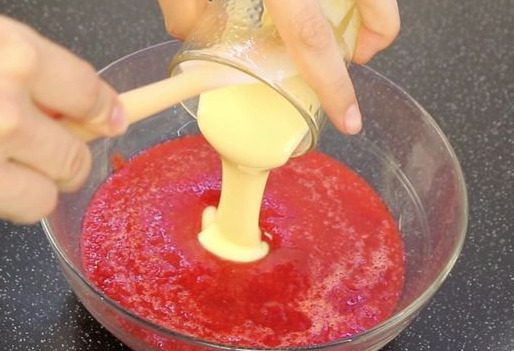 Strawberry Mousse with Sour Cream and Condensed Milk step 3
