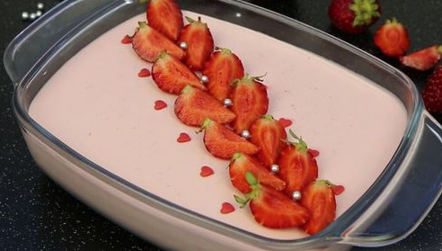 Strawberry Mousse with Sour Cream and Condensed Milk