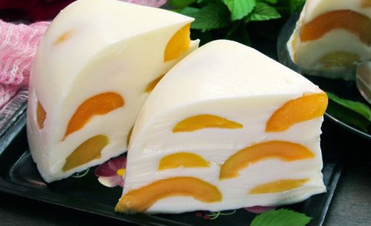 Sour Cream Jelly Cake with Apricots