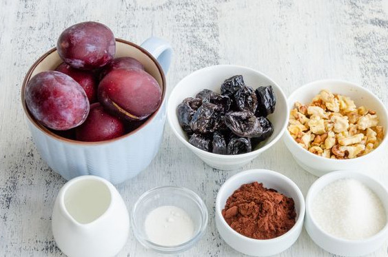 Plum Dessert with Prunes and Nuts step 1