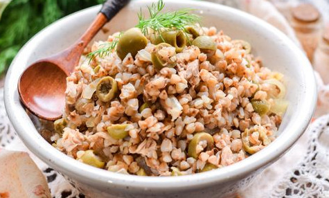 Buckwheat with Canned Tuna and Olives