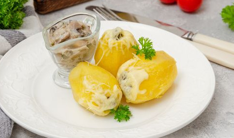 Potatoes Stuffed with Liver with Sour Cream and Mushroom Sauce