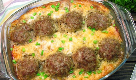 Potato Casserole with Meatballs and Cheese (in the Oven)