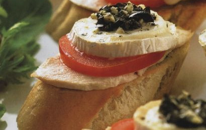 Sandwiches with Chicken, Tomatoes and Goat Cheese