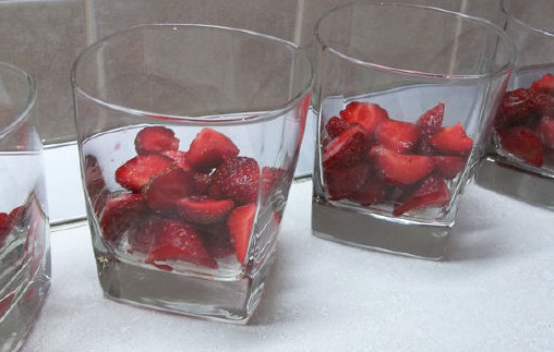 Milk Jelly with Strawberries step 1