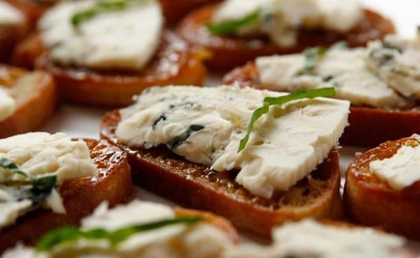 Bruschetta with Figs and Blue Cheese