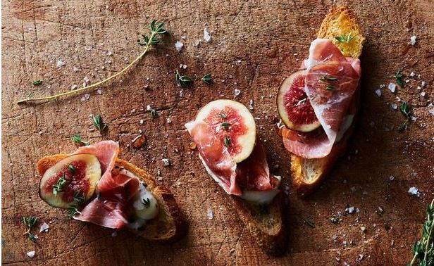 Bruschetta with Figs, Ricotta Cheese and Ham