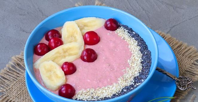 Cherry Banana Smoothie Bowl with Cottage Cheese and Oat Flakes