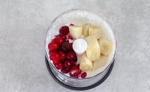 Cherry Banana Smoothie Bowl with Cottage Cheese and Oat Flakes step 3