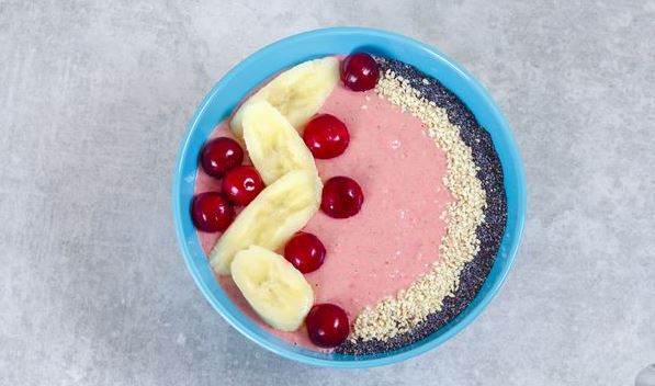Cherry Banana Smoothie Bowl with Cottage Cheese and Oat Flakes step 6