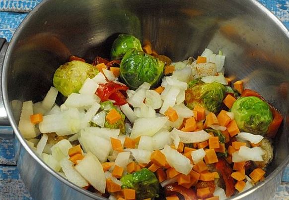Chicken Fillet Ragout with Bell Pepper and Brussels Sprouts step 4