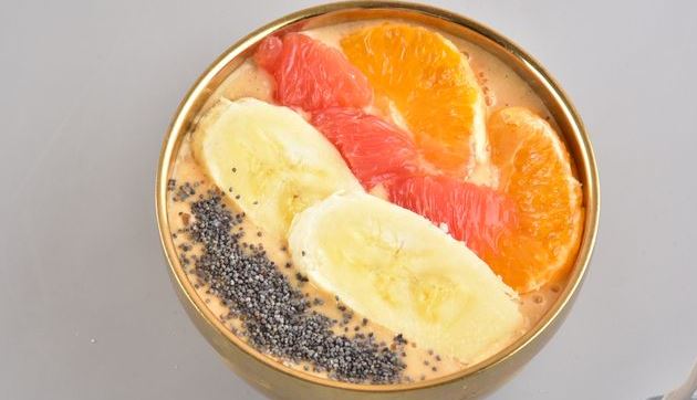 Citrus Smoothie Bowl with Banana and Oat Flakes step 5