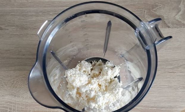 Curd Smoothie Bowl with Fermented Baked Milk, Banana and Cornflakes step 1