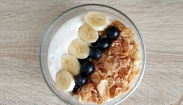 Curd Smoothie Bowl with Fermented Baked Milk, Banana and Cornflakes step 5