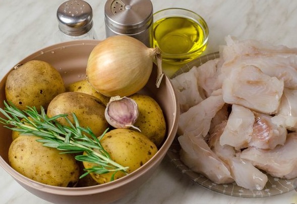 Cod Baked with Potatoes and Rosemary step 1