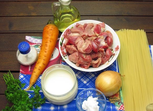 Pasta with Chicken Giblets Stewed in Sour Cream step 1