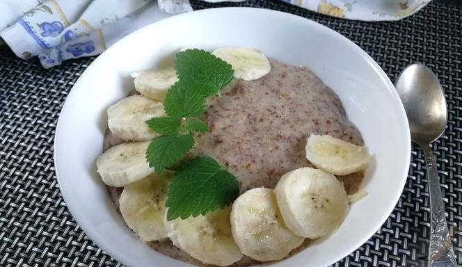 Flaxseed Porridge with Banana, Raisins and Honey