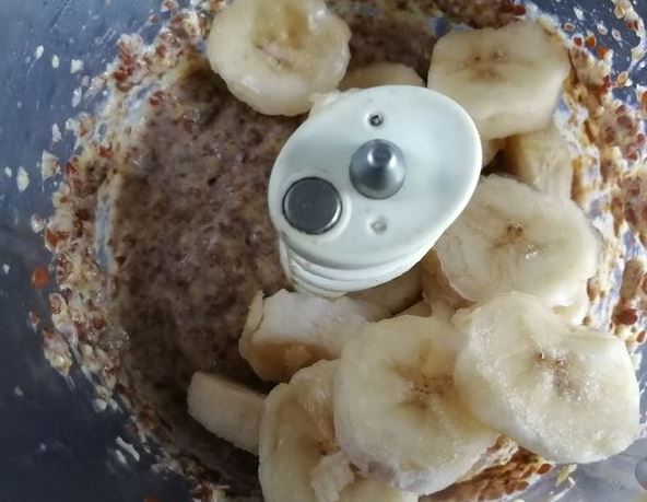 Flaxseed Porridge with Banana, Raisins and Honey step 4