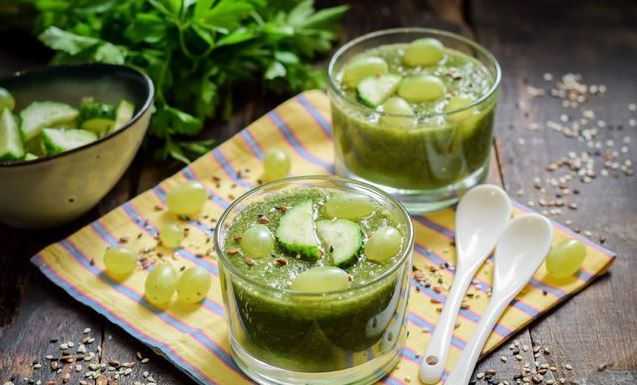 Green Smoothie with Grapes and Cucumber