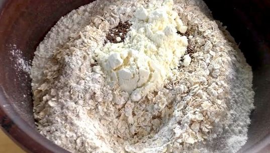 Homemade Flower Bread with Oatmeal, Rye Flour and Seeds step 1