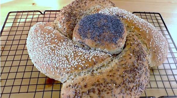 Homemade Flower Bread with Oatmeal, Rye Flour and Seeds step 8