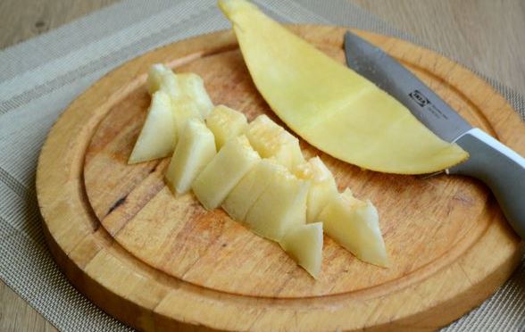 Kefir Smoothie with Melon and Honey step 1