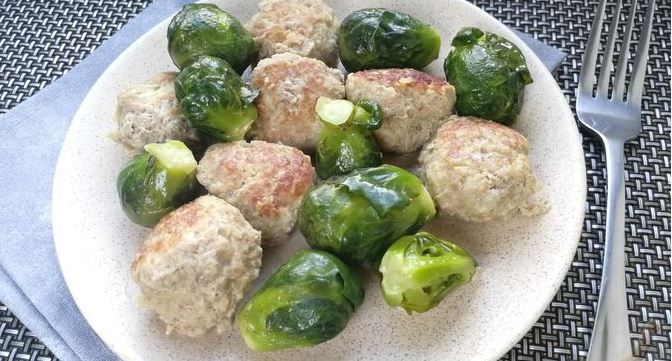 Meatballs Stewed with Brussels Sprouts