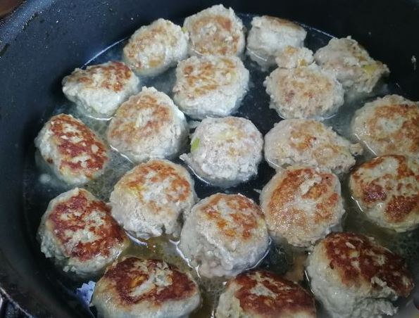 Meatballs Stewed with Brussels Sprouts step 2