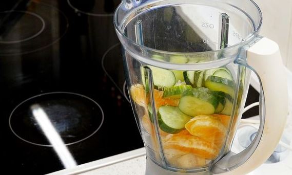 Orange-Cucumber Smoothie with Spinach and Ginger step 2