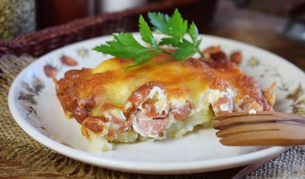 Potato Casserole with Sausages and Hard Cheese