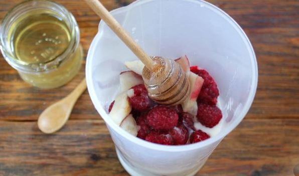 Raspberry Smoothie Bowl with Nectarines and Yogurt step 2