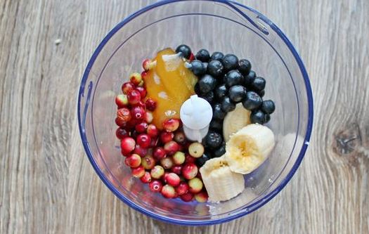 Rowan, Cranberry and Banana Smoothie step 1