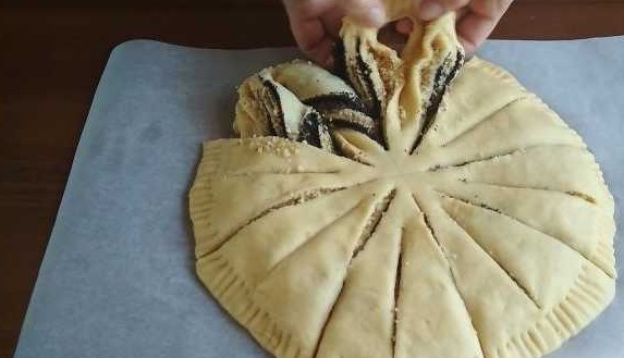 Easter Flower Pie with Two Fillings step 5