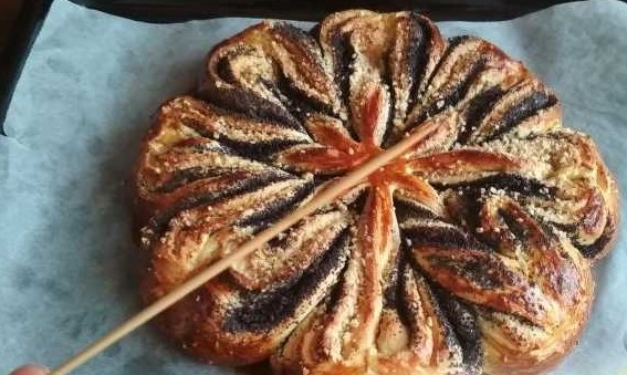 Easter Flower Pie with Two Fillings step 6