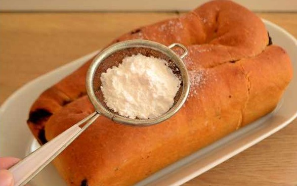 Rub the cooled peanut pie with powdered sugar