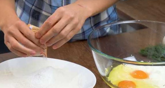 Jellied Pie with Canned Fish and Boiled Eggs step 2